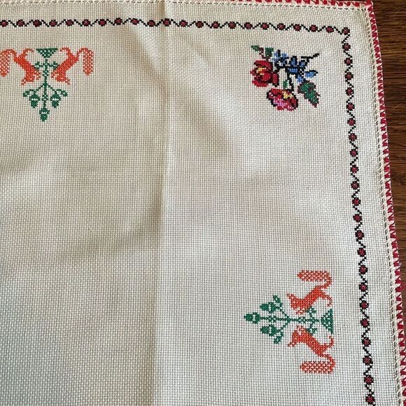 Vintage off white/cream small table cloth & 4 napkins with cross stitch flowers - Picture 8 of 11